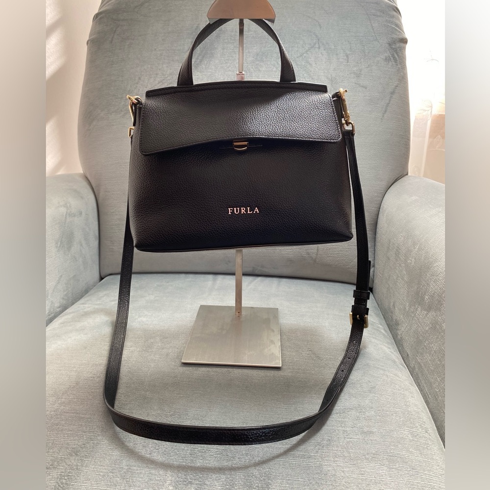 NWOT Furla Niki 2 way bag MSRP $339 pebbled leather. 10.5“ x 8“ x 4“